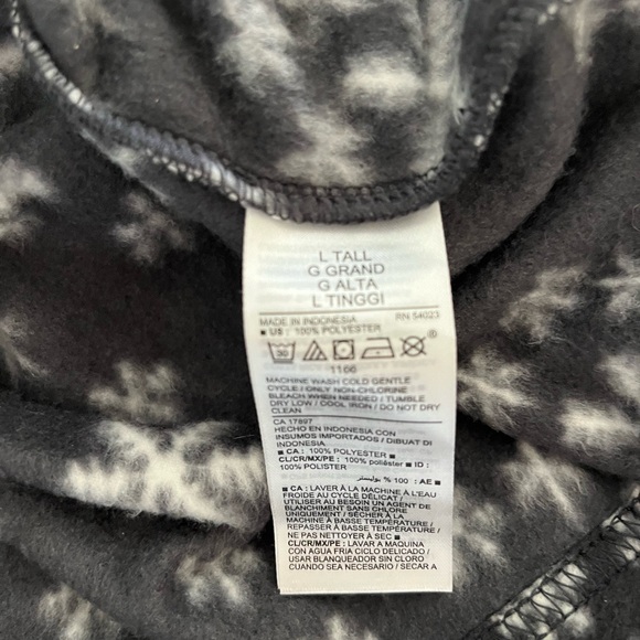 Old Navy Fleece Snowflake Pajama Set - Picture 3 of 11